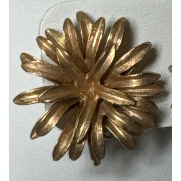 Mid century gold tone flower clip on earings - Picture 1 of 10